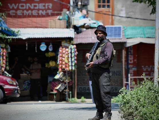 Security Tightened in Kulgam After Anantnag Attack KULGAM, JAMMU AND KASHMIR, INDIA JULY 27, 2026: Police and security personnel stop vehicles and check passengers at checkpoints in Kulgam as security operations continue across South Kashmir following the July 22 killing of police officer Ashiq Hussain in a militant attack in Anantnag. Security forces have intensified vehicle inspections, searches and identity checks across Anantnag, Pulwama, Shopian and Kulgam as part of a wider counterterrorism operation. SRINAGAR India Copyright: x xHilalxZargarx xJNAxPressx