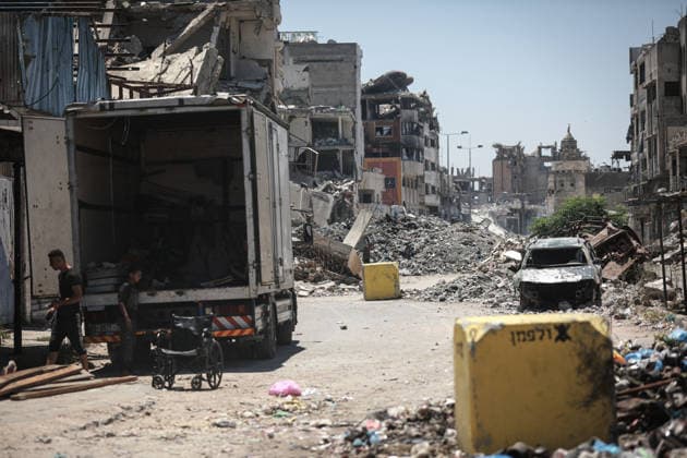 Israeli forces expand Yellow Line buffer zone in eastern Gaza City GAZA, PALESTINE - JULY 27: Israeli military forces place yellow concrete blocks to advance and expand the Yellow Line buffer zone in the Shujaiya neighborhood east of Gaza City, Palestine, on July 27, 2026. Abdalhkem Abu Riash Anadolu Gaza City Gaza. Editorial use only. Please get in touch for any other usage.  Copyright: x2026xAnadoluxAbdalhkemxAbuxRiashx