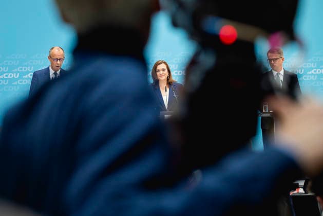 (L-R) Friedrich Merz, Bundeskanzler und Parteivorsitzender der CDU, Franziska Hoppermann, neue Generalsekretaerin und Carsten Linnemann, neuer designierter Gesundheitsminister, sprechen zu den Medien in Berlin, 27.07.2026. Berlin Deutschland *** L R Friedrich Merz, Federal Chancellor and CDU Party Chairman, Franziska Hoppermann, new Secretary General, and Carsten Linnemann, new Minister of Health-designate, speak to the media in Berlin, July 27, 2026, Berlin, Germany Copyright: xJulianexSonntagx