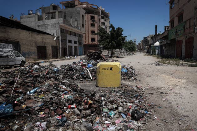 Israeli forces expand Yellow Line buffer zone in eastern Gaza City GAZA, PALESTINE - JULY 27: Israeli military forces place yellow concrete blocks to advance and expand the Yellow Line buffer zone in the Shujaiya neighborhood east of Gaza City, Palestine, on July 27, 2026. Abdalhkem Abu Riash Anadolu Gaza City Gaza. Editorial use only. Please get in touch for any other usage.  Copyright: x2026xAnadoluxAbdalhkemxAbuxRiashx
