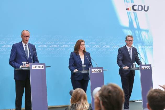 Berlin, Deutschland, 27.07.2026: Konrad-Adenauer-Haus: CDU-Bundesvorstandssitzung: CDU-Chef und Bundeskanzler Friedrich Merz, Franziska Hoppermann und Carsten Linnemann auf einer Pressekonferenz nach einer Gremiensitzung. *** Berlin, Germany, July 27, 2026, Konrad Adenauer House, CDU Federal Executive Committee Meeting: CDU Leader and Federal Chancellor Friedrich Merz, Franziska Hoppermann, and Carsten Linnemann at a press conference following a committee meeting Copyright: xdtsxNachrichtenagenturx dts_128630