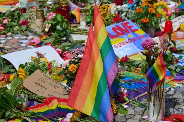 Blumen und Beileidsbekundungen vor dem Brandenburger Tor zwei Tage nach dem Anschlag auf die Feiern des 48. Berliner Christopher Street Day (CSD) mit einer Toten und 29 teils schwer Verletzten (Foto vom 27.07.2026). Der Christopher Street Day in Berlin war in der Nacht zum Sonntag von einem mutmasslich islamistisch motivierten Anschlag erschuettert worden, als ein Mann mit einem Kastenwagen in eine Menschenmenge im Berliner Tiergarten fuhr und mit einer Stichwaffe auf weitere Passanten losging. (Siehe epd-Bericht vom 27.07.2026) EDITORIAL USE ONLY *** Flowers and messages of condolence in front of the Brandenburg Gate two days after the attack on the celebrations for the 48th Berlin Christopher Street Day (CSD), which left one person dead a Copyright: epd-bild ChristianxDitsch D26D0727TrauerCSDAnschlag121026