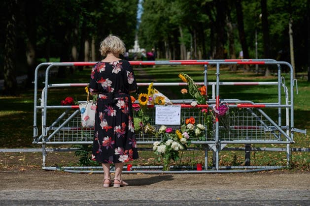 Eine Frau trauert im Berliner Tiergarten zwei Tage nach dem Anschlag auf die Feiern des 48. Berliner Christopher Street Day (CSD) mit einer Toten und 29 teils schwer Verletzten (Foto vom 27.07.2026). Der Christopher Street Day in Berlin war in der Nacht zum Sonntag von einem mutmasslich islamistisch motivierten Anschlag erschuettert worden, als ein Mann mit einem Kastenwagen in eine Menschenmenge im Berliner Tiergarten fuhr und mit einer Stichwaffe auf weitere Passanten losging. (Siehe epd-Bericht vom 27.07.2026) EDITORIAL USE ONLY *** A woman mourns in Berlin’s Tiergarten two days after the attack on the celebrations for the 48th Berlin Christopher Street Day (CSD), which left one person dead and 29 others injured, some seriously. Photo fr Copyright: epd-bild ChristianxDitsch D26D0727TrauerCSDAnschlag115440