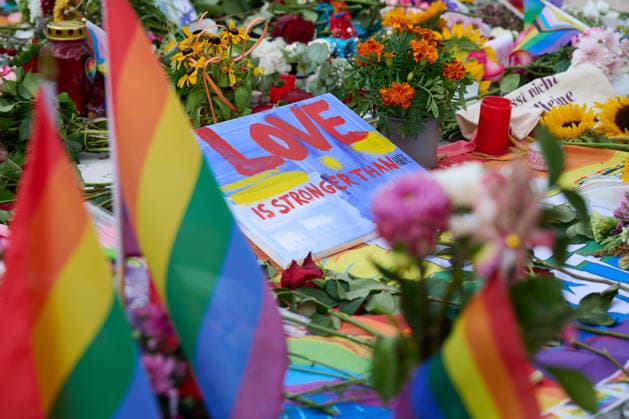 Blumen und Beileidsbekundungen vor dem Brandenburger Tor zwei Tage nach dem Anschlag auf die Feiern des 48. Berliner Christopher Street Day (CSD) mit einer Toten und 29 teils schwer Verletzten (Foto vom 27.07.2026). Der Christopher Street Day in Berlin war in der Nacht zum Sonntag von einem mutmasslich islamistisch motivierten Anschlag erschuettert worden, als ein Mann mit einem Kastenwagen in eine Menschenmenge im Berliner Tiergarten fuhr und mit einer Stichwaffe auf weitere Passanten losging. (Siehe epd-Bericht vom 27.07.2026) EDITORIAL USE ONLY *** Flowers and messages of condolence in front of the Brandenburg Gate two days after the attack on the celebrations for the 48th Berlin Christopher Street Day (CSD), which left one person dead a Copyright: epd-bild ChristianxDitsch D26D0727TrauerCSDAnschlag120826