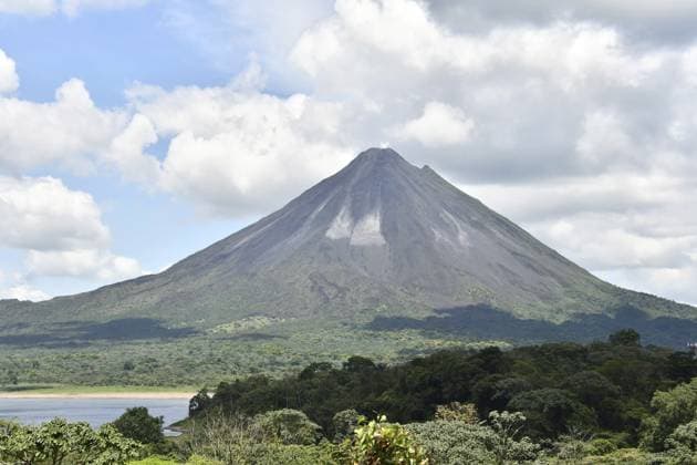 Arenal Volcano Lake Park in Costa Rica, Zentralamerika, digitaler Bildhintergrund Arenal Volcano lake park in Costa rica central america, digital image background Copyright: imageBROKER AlbertoxGiacomazzi ibxiqx18494770.jpg