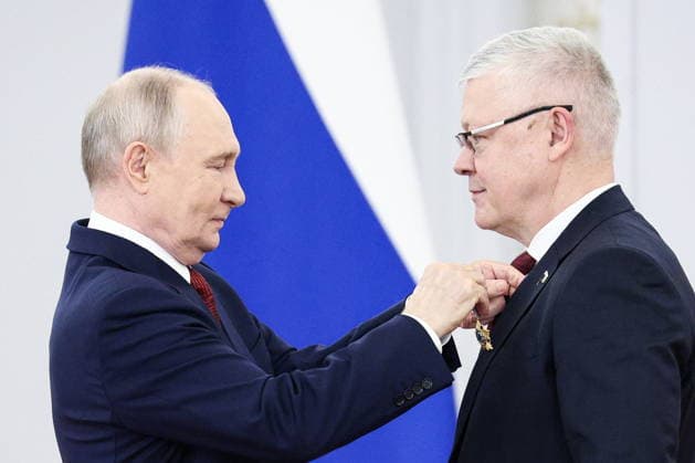 RUSSIA, MOSCOW - JULY 27, 2026: Russia s President Vladimir Putin (L) presents a state award to Russian State Duma member Vasily Piskarev during a meeting with Russian State Duma members in the Grand Kremlin Palace Moscow Russia  - ZUMAt113 20260727_zaa_t113_220 Copyright: xSofyaxSandurskayax