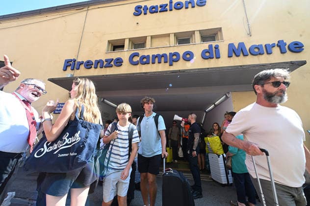 July 27, 2026, Florence, Italia, Italy: Installation of a new bridge at Pino, blocking traffic between Santa Maria Novella train station and Campo di Marte, Florence, July 27, 2026 Florence Italy  - ZUMAa289 20260727_zia_a289_040 Copyright: xAleandroxBiagiantix xAgfx