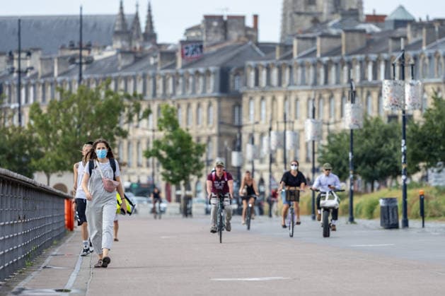 Pedestrians and cyclists wearing protective face masks due to smoke from wildfires in Bordeaux on July 27, 2026. Julien Miltenberger, Bestimage. Pedestrians wear protective face masks as smoke from nearby wildfires affects air quality, causing elevated levels of fine particles in Bordeaux, France, on July 27, 2026. Bordeaux, France  Copyright: xJulienxMiltenbergerx xBestimagexJulienxMiltenbergerx xBestimagex