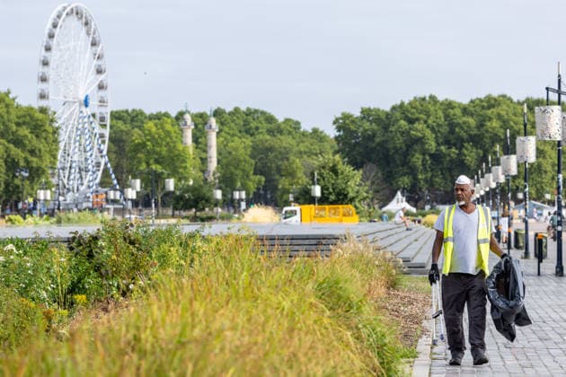 Pedestrians and cyclists wearing protective masks due to smoke from wildfires in Bordeaux on July 27, 2026. Julien Miltenberger, Bestimage. City maintenance workers wear protective face masks as smoke from nearby wildfires affects air quality—with elevated levels of fine particles—while cleaning the waterfront in Bordeaux, France, on July 27, 2026 Bordeaux France  Copyright: xJulienxMiltenbergerx xBestimagexJulienxMiltenbergerx xBestimagex