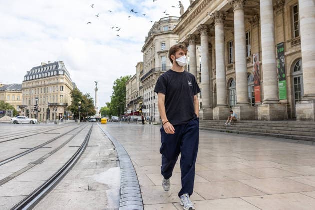 Pedestrians and cyclists wearing protective face masks due to smoke from wildfires in Bordeaux on July 27, 2026. Julien Miltenberger, Bestimage. Pedestrians wear protective face masks as smoke from nearby wildfires affects air quality, causing elevated levels of fine particles in Bordeaux, France, on July 27, 2026. Bordeaux, France  Copyright: xJulienxMiltenbergerx xBestimagexJulienxMiltenbergerx xBestimagex