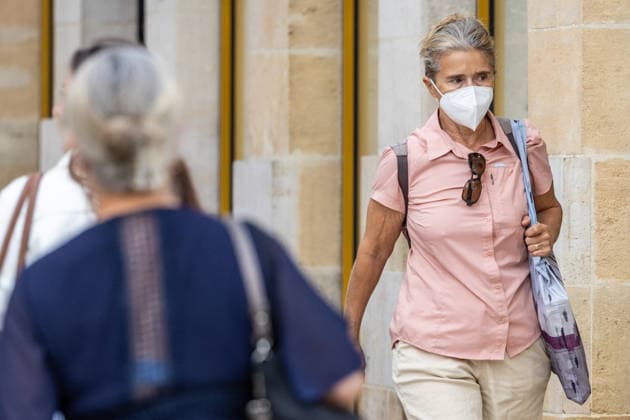 Pedestrians and cyclists wearing protective face masks due to smoke from wildfires in Bordeaux on July 27, 2026. Julien Miltenberger, Bestimage. Pedestrians wear protective face masks as smoke from nearby wildfires affects air quality, causing elevated levels of fine particles in Bordeaux, France, on July 27, 2026. Bordeaux, France  Copyright: xJulienxMiltenbergerx xBestimagexJulienxMiltenbergerx xBestimagex