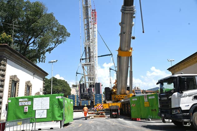 July 27, 2026, Florence, Italia, Italy: Installation of a new bridge at Pino, blocking traffic between Santa Maria Novella train station and Campo di Marte, Florence, July 27, 2026 Florence Italy  - ZUMAa289 20260727_zia_a289_051 Copyright: xAleandroxBiagiantix xAgfx