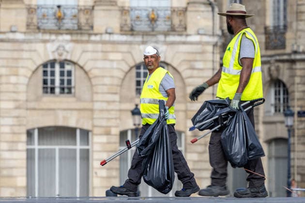 Pedestrians and cyclists wearing protective masks due to smoke from wildfires in Bordeaux on July 27, 2026. Julien Miltenberger, Bestimage. City maintenance workers wear protective face masks as smoke from nearby wildfires affects air quality—causing elevated levels of fine particles—while cleaning the waterfront in Bordeaux, France, on July 27, 2026 Bordeaux France  Copyright: xJulienxMiltenbergerx xBestimagexJulienxMiltenbergerx xBestimagex