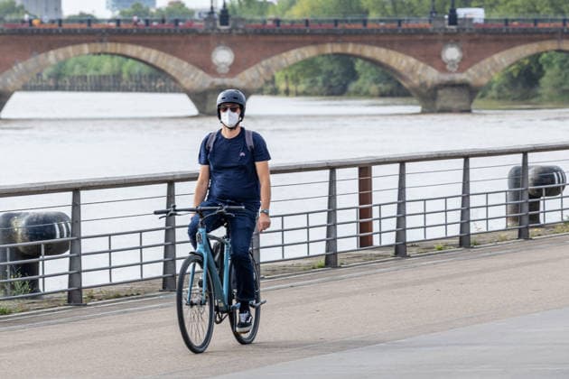 Pedestrians and cyclists wearing protective face masks due to wildfire smoke in Bordeaux on July 27, 2026. Julien Miltenberger, Bestimage. People wear protective face masks while cycling along the Garonne River due to wildfire smoke and fine particle pollution in Bordeaux, France, on July 27, 2026 Bordeaux France  Copyright: xJulienxMiltenbergerx xBestimagexJulienxMiltenbergerx xBestimagex