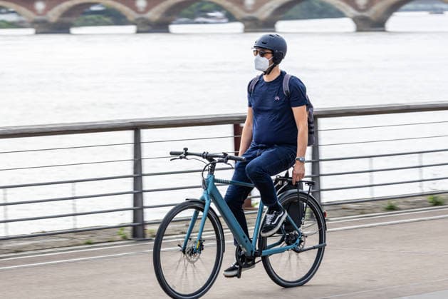 Pedestrians and cyclists wearing protective face masks due to wildfire smoke in Bordeaux on July 27, 2026. Julien Miltenberger, Bestimage. People wear protective face masks while cycling along the Garonne River due to wildfire smoke and fine particle pollution in Bordeaux, France, on July 27, 2026 Bordeaux France  Copyright: xJulienxMiltenbergerx xBestimagexJulienxMiltenbergerx xBestimagex