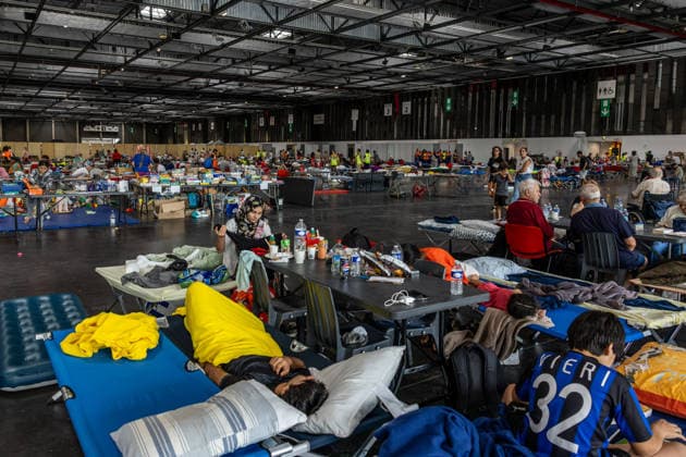 Residents and tourists who were evacuated are sleeping at the Bordeaux Exhibition Center (Parc des Expositions) following evacuations due to wildfires on July 27, 2026. Julien Miltenberger, Bestimage. Residents and tourists evacuated due to nearby wildfires have gathered at the Bordeaux Exhibition Center (Parc des Expositions), which was opened as an emergency reception center for displaced people in Bordeaux, France, on July 27, 2026, Bordeaux, France  Copyright: xJulienxMiltenbergerx xBestimagexJulienxMiltenbergerx xBestimagex