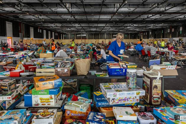 Residents and tourists who were evacuated are sleeping at the Bordeaux Exhibition Center (Parc des Expositions) following evacuations due to wildfires on July 27, 2026. Julien Miltenberger, Bestimage. Residents and tourists evacuated due to nearby wildfires have gathered at the Bordeaux Exhibition Center (Parc des Expositions), which was opened as an emergency reception center for displaced people in Bordeaux, France, on July 27, 2026, Bordeaux, France  Copyright: xJulienxMiltenbergerx xBestimagexJulienxMiltenbergerx xBestimagex