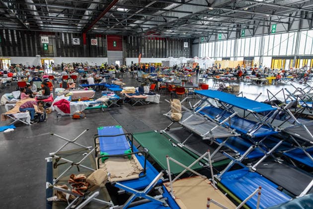 Residents and tourists who were evacuated are sleeping at the Bordeaux Exhibition Center (Parc des Expositions) following evacuations due to wildfires on July 27, 2026. Julien Miltenberger, Bestimage. Residents and tourists evacuated due to nearby wildfires have gathered at the Bordeaux Exhibition Center (Parc des Expositions), which was opened as an emergency reception center for displaced people in Bordeaux, France, on July 27, 2026, Bordeaux, France  Copyright: xJulienxMiltenbergerx xBestimagexJulienxMiltenbergerx xBestimagex