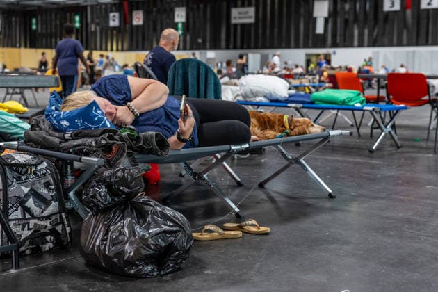 Residents and tourists who were evacuated are sleeping at the Bordeaux Exhibition Center (Parc des Expositions) following evacuations due to wildfires on July 27, 2026. Julien Miltenberger, Bestimage. Residents and tourists evacuated due to nearby wildfires have gathered at the Bordeaux Exhibition Center (Parc des Expositions), which was opened as an emergency reception center for displaced people in Bordeaux, France, on July 27, 2026, Bordeaux, France  Copyright: xJulienxMiltenbergerx xBestimagexJulienxMiltenbergerx xBestimagex