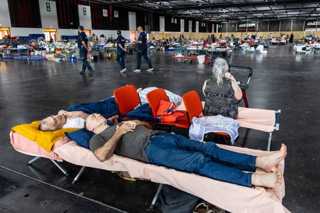Residents and tourists who were evacuated are sleeping at the Bordeaux Exhibition Center (Parc des Expositions) following evacuations due to wildfires on July 27, 2026. Julien Miltenberger, Bestimage. Residents and tourists evacuated due to nearby wildfires have gathered at the Bordeaux Exhibition Center (Parc des Expositions), which was opened as an emergency reception center for displaced people in Bordeaux, France, on July 27, 2026, Bordeaux, France  Copyright: xJulienxMiltenbergerx xBestimagexJulienxMiltenbergerx xBestimagex
