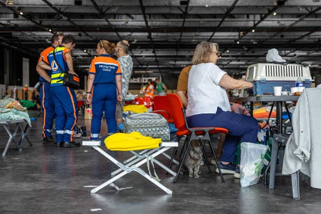 Residents and tourists who were evacuated are sleeping at the Bordeaux Exhibition Center (Parc des Expositions) following evacuations due to wildfires on July 27, 2026. Julien Miltenberger, Bestimage. Residents and tourists evacuated due to nearby wildfires have gathered at the Bordeaux Exhibition Center (Parc des Expositions), which was opened as an emergency reception center for displaced people in Bordeaux, France, on July 27, 2026, Bordeaux, France  Copyright: xJulienxMiltenbergerx xBestimagexJulienxMiltenbergerx xBestimagex