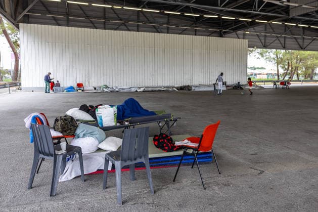 Residents and tourists who were evacuated are sleeping at the Bordeaux Exhibition Center (Parc des Expositions) following evacuations due to wildfires on July 27, 2026. Julien Miltenberger, Bestimage. Residents and tourists evacuated due to nearby wildfires have gathered at the Bordeaux Exhibition Center (Parc des Expositions), which was opened as an emergency reception center for displaced people in Bordeaux, France, on July 27, 2026, Bordeaux, France  Copyright: xJulienxMiltenbergerx xBestimagexJulienxMiltenbergerx xBestimagex