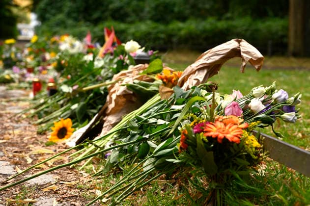 Gedenken nahe des Tatorts des islamistischen Terroranschlags beim 48. Christopher Street Day 2026 im Tiergarten. Berlin, 27.07.2026 *** A memorial near the site of the Islamist terrorist attack during the 48th Christopher Street Day in 2026 at Tiergarten in Berlin, July 27, 2026 Foto:xF.xKernx xFuturexImagex trauer_6708