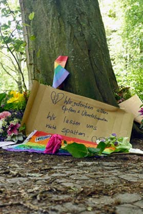 Gedenken nahe des Tatorts des islamistischen Terroranschlags beim 48. Christopher Street Day 2026 im Tiergarten. Berlin, 27.07.2026 *** A memorial near the site of the Islamist terrorist attack during the 48th Christopher Street Day in 2026 at Tiergarten in Berlin, July 27, 2026 Foto:xF.xKernx xFuturexImagex trauer_6712