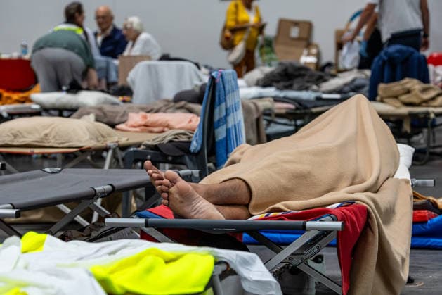 Residents and tourists who were evacuated are sleeping at the Bordeaux Exhibition Center (Parc des Expositions) following evacuations due to wildfires on July 27, 2026. Julien Miltenberger, Bestimage. Residents and tourists evacuated due to nearby wildfires have gathered at the Bordeaux Exhibition Center (Parc des Expositions), which was opened as an emergency reception center for displaced people in Bordeaux, France, on July 27, 2026, Bordeaux, France  Copyright: xJulienxMiltenbergerx xBestimagexJulienxMiltenbergerx xBestimagex