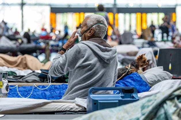 Residents and tourists who were evacuated are sleeping at the Bordeaux Exhibition Center (Parc des Expositions) following evacuations due to wildfires on July 27, 2026. Julien Miltenberger, Bestimage. Residents and tourists evacuated due to nearby wildfires have gathered at the Bordeaux Exhibition Center (Parc des Expositions), which was opened as an emergency reception center for displaced people in Bordeaux, France, on July 27, 2026, Bordeaux, France  Copyright: xJulienxMiltenbergerx xBestimagexJulienxMiltenbergerx xBestimagex