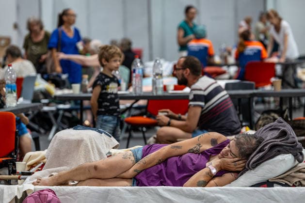 Residents and tourists who were evacuated are sleeping at the Bordeaux Exhibition Center (Parc des Expositions) following evacuations due to wildfires on July 27, 2026. Julien Miltenberger, Bestimage. Residents and tourists evacuated due to nearby wildfires have gathered at the Bordeaux Exhibition Center (Parc des Expositions), which was opened as an emergency reception center for displaced people in Bordeaux, France, on July 27, 2026, Bordeaux, France  Copyright: xJulienxMiltenbergerx xBestimagexJulienxMiltenbergerx xBestimagex