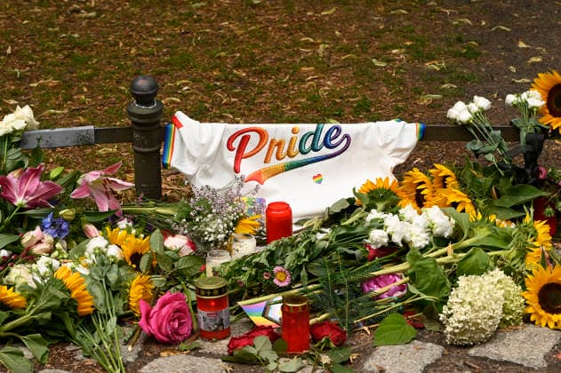 Gedenken nahe des Tatorts des islamistischen Terroranschlags beim 48. Christopher Street Day 2026 im Tiergarten. Berlin, 27.07.2026 *** A memorial near the site of the Islamist terrorist attack during the 48th Christopher Street Day in 2026 at Tiergarten in Berlin, July 27, 2026 Foto:xF.xKernx xFuturexImagex trauer_6702