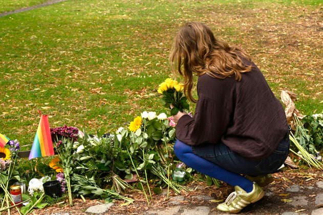 Gedenken nahe des Tatorts des islamistischen Terroranschlags beim 48. Christopher Street Day 2026 im Tiergarten. Berlin, 27.07.2026 *** A memorial near the site of the Islamist terrorist attack during the 48th Christopher Street Day in 2026 at Tiergarten in Berlin, July 27, 2026 Foto:xF.xKernx xFuturexImagex trauer_6706