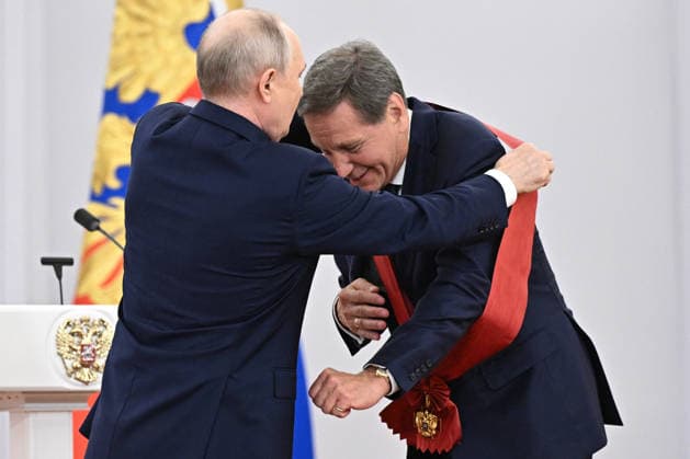 Russia Putin State Duma 9212652 27.07.2026 Russian President Vladimir Putin presents State Duma First Deputy Speaker Alexander Zhukov with the Order For Merit to the Fatherland , 1st Class, during a meeting with members of the State Duma, the lower house of parliament, of the eighth convocation at the Kremlin in Moscow, Russia. Sergey Bobylev Sputnik Moscow Russia  Copyright: xSergeyxBobylevx