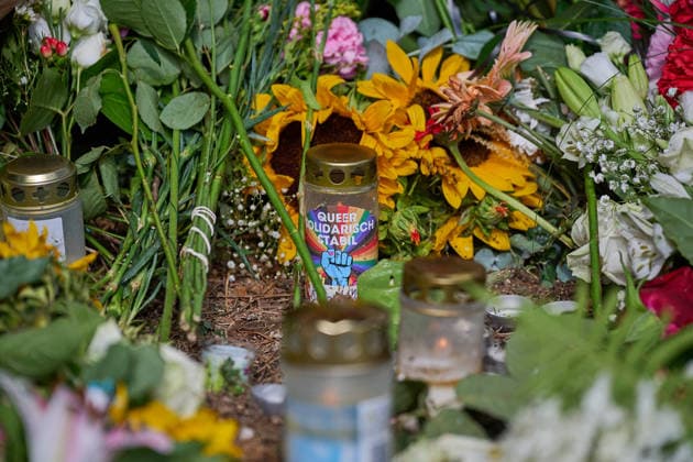 Blumen und Beileidsbekundungen liegen an einem der Tatorte im Berliner Tiergarten, zwei Tage nach dem Anschlag auf die Feiern des 48. Berliner Christopher Street Day (CSD) mit einer Toten und 29 teils schwer Verletzten (Foto vom 27.07.2026). Der Christopher Street Day in Berlin war in der Nacht zum Sonntag von einem mutmasslich islamistisch motivierten Anschlag erschuettert worden, als ein Mann mit einem Kastenwagen in eine Menschenmenge im Berliner Tiergarten fuhr und mit einer Stichwaffe auf weitere Passanten losging. (Siehe epd-Bericht vom 27.07.2026) EDITORIAL USE ONLY *** Flowers and messages of condolence have been left at one of the crime scenes in Berlin’s Tiergarten, two days after the attack on the celebrations for the 48th Berlin Copyright: epd-bild ChristianxDitsch D26D0727TrauerCSDAnschlag103105