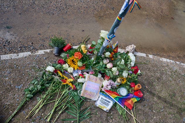 Blumen und Beileidsbekundungen liegen an einem der Tatorte im Berliner Tiergarten, zwei Tage nach dem Anschlag auf die Feiern des 48. Berliner Christopher Street Day (CSD) mit einer Toten und 29 teils schwer Verletzten (Foto vom 27.07.2026). Der Christopher Street Day in Berlin war in der Nacht zum Sonntag von einem mutmasslich islamistisch motivierten Anschlag erschuettert worden, als ein Mann mit einem Kastenwagen in eine Menschenmenge im Berliner Tiergarten fuhr und mit einer Stichwaffe auf weitere Passanten losging. (Siehe epd-Bericht vom 27.07.2026) EDITORIAL USE ONLY *** Flowers and messages of condolence have been left at one of the crime scenes in Berlin’s Tiergarten, two days after the attack on the celebrations for the 48th Berlin Copyright: epd-bild ChristianxDitsch D26D0727TrauerCSDAnschlag103218