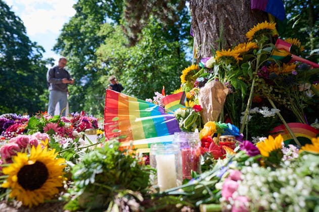 Blumen und Beileidsbekundungen liegen an einem der Tatorte im Berliner Tiergarten, zwei Tage nach dem Anschlag auf die Feiern des 48. Berliner Christopher Street Day (CSD) mit einer Toten und 29 teils schwer Verletzten (Foto vom 27.07.2026). Der Christopher Street Day in Berlin war in der Nacht zum Sonntag von einem mutmasslich islamistisch motivierten Anschlag erschuettert worden, als ein Mann mit einem Kastenwagen in eine Menschenmenge im Berliner Tiergarten fuhr und mit einer Stichwaffe auf weitere Passanten losging. (Siehe epd-Bericht vom 27.07.2026) EDITORIAL USE ONLY *** Flowers and messages of condolence have been left at one of the crime scenes in Berlin’s Tiergarten, two days after the attack on the celebrations for the 48th Berlin Copyright: epd-bild ChristianxDitsch D26D0727TrauerCSDAnschlag103627