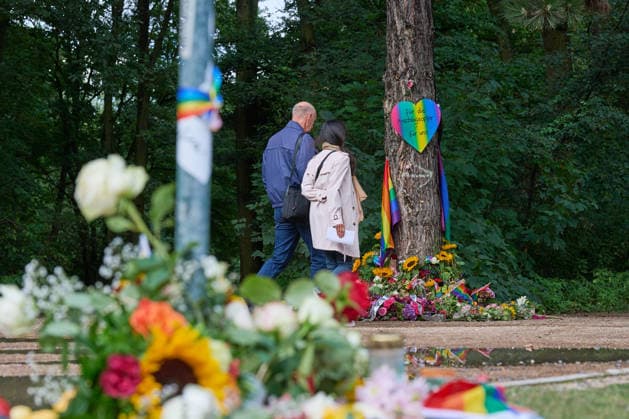Blumen und Beileidsbekundungen liegen an einem der Tatorte im Berliner Tiergarten, zwei Tage nach dem Anschlag auf die Feiern des 48. Berliner Christopher Street Day (CSD) mit einer Toten und 29 teils schwer Verletzten (Foto vom 27.07.2026). Der Christopher Street Day in Berlin war in der Nacht zum Sonntag von einem mutmasslich islamistisch motivierten Anschlag erschuettert worden, als ein Mann mit einem Kastenwagen in eine Menschenmenge im Berliner Tiergarten fuhr und mit einer Stichwaffe auf weitere Passanten losging. (Siehe epd-Bericht vom 27.07.2026) EDITORIAL USE ONLY *** Flowers and messages of condolence have been left at one of the crime scenes in Berlin’s Tiergarten, two days after the attack on the celebrations for the 48th Berlin Copyright: epd-bild ChristianxDitsch D26D0727TrauerCSDAnschlag103631