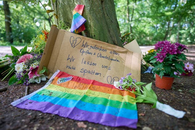 Blumen und Beileidsbekundungen liegen an einem der Tatorte im Berliner Tiergarten, zwei Tage nach dem Anschlag auf die Feiern des 48. Berliner Christopher Street Day (CSD) mit einer Toten und 29 teils schwer Verletzten (Foto vom 27.07.2026). Der Christopher Street Day in Berlin war in der Nacht zum Sonntag von einem mutmasslich islamistisch motivierten Anschlag erschuettert worden, als ein Mann mit einem Kastenwagen in eine Menschenmenge im Berliner Tiergarten fuhr und mit einer Stichwaffe auf weitere Passanten losging. (Siehe epd-Bericht vom 27.07.2026) EDITORIAL USE ONLY *** Flowers and messages of condolence have been left at one of the crime scenes in Berlin’s Tiergarten, two days after the attack on the celebrations for the 48th Berlin Copyright: epd-bild ChristianxDitsch D26D0727TrauerCSDAnschlag103912