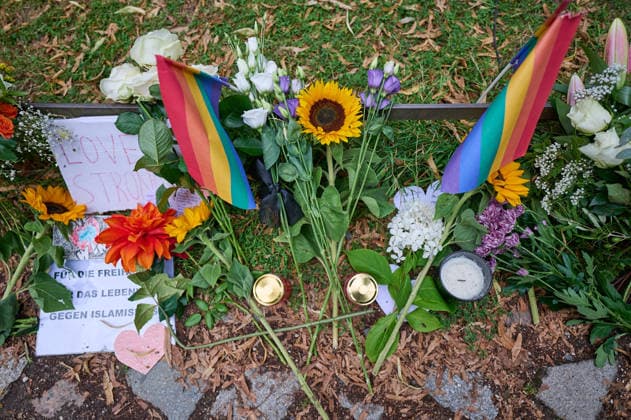 Blumen und Beileidsbekundungen liegen an einem der Tatorte im Berliner Tiergarten, zwei Tage nach dem Anschlag auf die Feiern des 48. Berliner Christopher Street Day (CSD) mit einer Toten und 29 teils schwer Verletzten (Foto vom 27.07.2026). Der Christopher Street Day in Berlin war in der Nacht zum Sonntag von einem mutmasslich islamistisch motivierten Anschlag erschuettert worden, als ein Mann mit einem Kastenwagen in eine Menschenmenge im Berliner Tiergarten fuhr und mit einer Stichwaffe auf weitere Passanten losging. (Siehe epd-Bericht vom 27.07.2026) EDITORIAL USE ONLY *** Flowers and messages of condolence have been left at one of the crime scenes in Berlin’s Tiergarten, two days after the attack on the celebrations for the 48th Berlin Copyright: epd-bild ChristianxDitsch D26D0727TrauerCSDAnschlag111441
