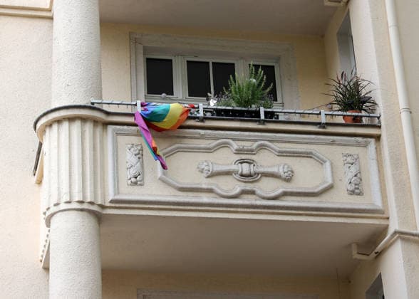 27.07.2026, Deutschland, NRW, Gesellschaft, LGBTQ, Regenbogen-Fahne an einem Balkon in Dortmund - einen Tag nach dem Anschlag beim CSD Berlin, Deutschland *** July 27, 2026, Germany, North Rhine-Westphalia, Society, LGBTQ, Rainbow flag on a balcony in Dortmund one day after the attack at the Berlin Pride Parade, Germany Copyright: xD.xKerlekin SnowfieldxPhotographyx SF270726PrideD