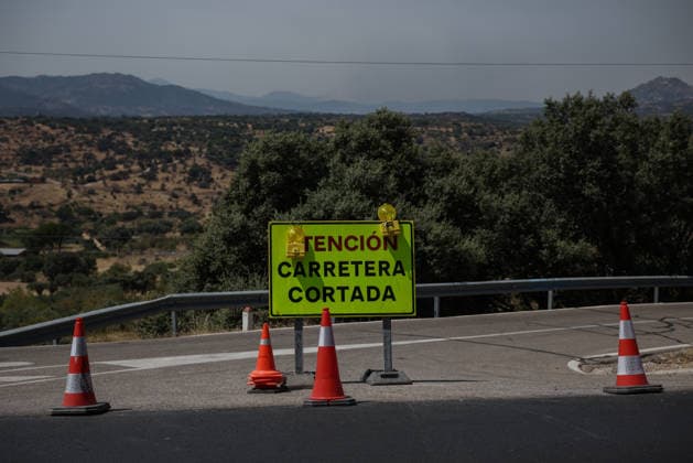 The wildfire in Madrid’s Sierra Oeste slowed its spread overnight, though it has not yet been brought under control. Traffic closures near Almorox due to the wildfire, July 27, 2026, in Almorox, Toledo, Castilla-La Mancha, Spain. The wildfires affecting the Community of Madrid have slowed their spread overnight, a development that has allowed firefighting crews to tackle the various hotspots; however, the fire remains active and uncontrolled, and there is concern that wind gusts of up to 30 kilometers per hour forecast for today will complicate firefighting efforts on July 27, 2026. Alejandro Martínez Vé, Madrid, Madrid, Spain  Copyright: xAlejandroxMartinezxVÃ lezx 7689929