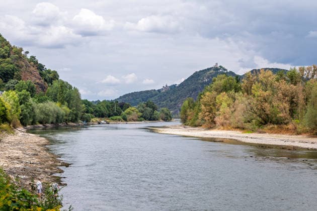 Niedrigwasser am Rhein bei Rolandseck - Fähre Bad Honnef weicht auf Behelfsrampe aus Niedrigwasser am Rhein bei Rolandswerth an der Rheininsel Nonnenwerth. Bei einem Pegelstand von 18 cm am Pegel Oberwinter haben anlegende Schiffe bereits Grundberührung. Im Hintergrund der Drachenfels im Siebengebirge bei Königswinter Remagen Rolandseck Rheinland-Pfalz Deutschland *** Low water levels on the Rhine near Rolandseck; the Bad Honnef ferry is using a temporary ramp Low water levels on the Rhine near Rolandswerth on the Rhine island of Nonnenwerth With the water level at the Oberwinter gauge at 18 cm, ships docking there are already running aground. In the background is the Drachenfels in the Siebengebirge near Königswinter, Remagen, Rolandse Copyright: xMarcxJohnx