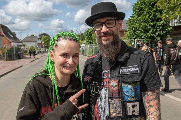 Das Dorf Wacken füllt sich bereits am Montag wieder mit Fans aus aller Welt Das Wetter hat sich pünktlich zum Montag gebebessert. Zeit für die angereisten Metalheads in das berühmte Dorf Wacken zu gehen, um sich mit Getränken und T-Shirts einzudecken. Wacken Wacken open Air Schleswig Holstein Deutschland IVDJ6077 *** The village of Wacken is already filling up again on Monday with fans from all over the world. The weather has improved just in time for Monday. It’s time for the metalheads who’ve traveled here to head to the famous village of Wacken, to stock up on drinks and T-shirts. Wacken Wacken Open Air Schleswig-Holstein Germany IVDJ6077