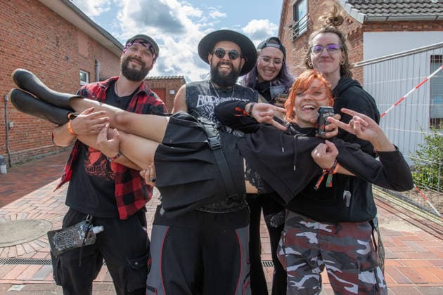 Das Dorf Wacken füllt sich bereits am Montag wieder mit Fans aus aller Welt Das Wetter hat sich pünktlich zum Montag gebebessert. Zeit für die angereisten Metalheads in das berühmte Dorf Wacken zu gehen, um sich mit Getränken und T-Shirts einzudecken. Wacken Wacken open Air Schleswig Holstein Deutschland IVDJ6085 *** The village of Wacken is already filling up again on Monday with fans from all over the world. The weather has improved just in time for Monday. It’s time for the metalheads who’ve traveled here to head into the famous village of Wacken, to stock up on drinks and T-shirts. Wacken Wacken Open Air Schleswig-Holstein Germany IVDJ6085