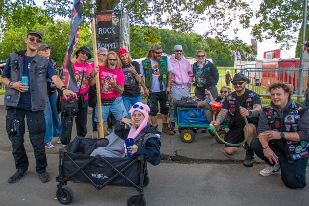 Das Dorf Wacken füllt sich bereits am Montag wieder mit Fans aus aller Welt Das Wetter hat sich pünktlich zum Montag gebebessert. Zeit für die angereisten Metalheads in das berühmte Dorf Wacken zu gehen, um sich mit Getränken und T-Shirts einzudecken. Wacken Wacken open Air Schleswig Holstein Deutschland IVDJ6096 *** The village of Wacken is already filling up again on Monday with fans from all over the world. The weather has improved just in time for Monday. It’s time for the metalheads who’ve traveled here to head into the famous village of Wacken, to stock up on drinks and T-shirts. Wacken Wacken Open Air Schleswig-Holstein Germany IVDJ6096