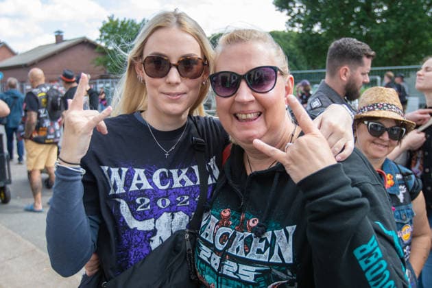 Das Dorf Wacken füllt sich bereits am Montag wieder mit Fans aus aller Welt Das Wetter hat sich pünktlich zum Montag gebebessert. Zeit für die angereisten Metalheads in das berühmte Dorf Wacken zu gehen, um sich mit Getränken und T-Shirts einzudecken. Wacken Wacken open Air Schleswig Holstein Deutschland IVDJ6116 *** The village of Wacken is already filling up again on Monday with fans from all over the world. The weather has improved just in time for Monday. It’s time for the metalheads who’ve traveled here to head to the famous village of Wacken, to stock up on drinks and T-shirts. Wacken Wacken Open Air Schleswig-Holstein Germany IVDJ6116