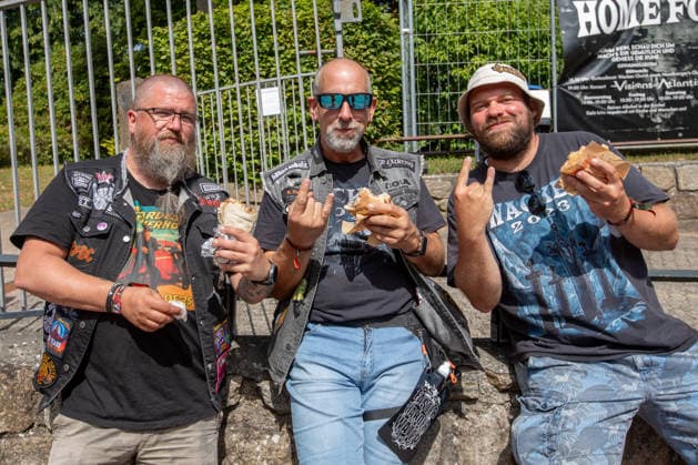 Das Dorf Wacken füllt sich bereits am Montag wieder mit Fans aus aller Welt Das Wetter hat sich pünktlich zum Montag gebebessert. Zeit für die angereisten Metalheads in das berühmte Dorf Wacken zu gehen, um sich mit Getränken und T-Shirts einzudecken. Wacken Wacken open Air Schleswig Holstein Deutschland IVDJ6067 *** The village of Wacken is already filling up again on Monday with fans from all over the world. The weather has improved just in time for Monday. It’s time for the metalheads who’ve traveled here to head to the famous village of Wacken, to stock up on drinks and T-shirts. Wacken, Wacken Open Air, Schleswig-Holstein, Germany, IVDJ6067