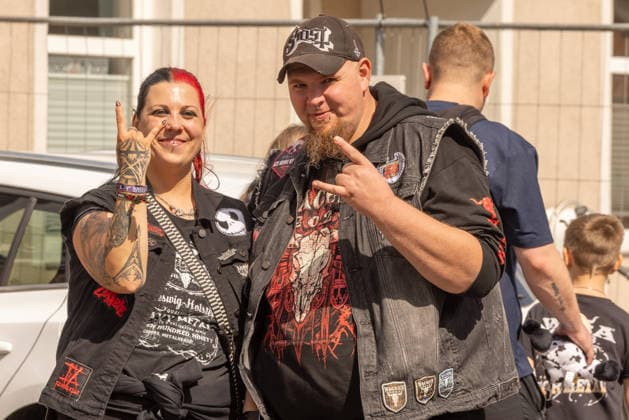 Das Dorf Wacken füllt sich bereits am Montag wieder mit Fans aus aller Welt Das Wetter hat sich pünktlich zum Montag gebebessert. Zeit für die angereisten Metalheads in das berühmte Dorf Wacken zu gehen, um sich mit Getränken und T-Shirts einzudecken. Wacken Wacken open Air Schleswig Holstein Deutschland _5DL7478 *** The village of Wacken is already filling up again on Monday with fans from all over the world. The weather has improved just in time for Monday. It’s time for the metalheads who’ve traveled here to head to the famous village of Wacken, to stock up on drinks and T-shirts. Wacken, Wacken Open Air, Schleswig-Holstein, Germany, 5DL7478