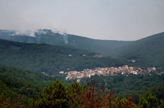 The fire in Ávila is now the largest in Spain’s history, having burned 55,000 hectares. View of the wildfire on July 27, 2026, in Casillas, Ávila, Castile and León, Spain. The Burgohondo forest fire in Ávila has burned 55,000 hectares, making it the largest fire ever recorded in Spain. Currently, firefighting efforts are focused on two active zones of concern to crews: the Mijares Pass and the area surrounding the municipality of Casillas. JULY 27, 2026 Ávila, Castile and León Ávila, Castile and León, Spain  Copyright: xAlbertoxOrtegax 7690063